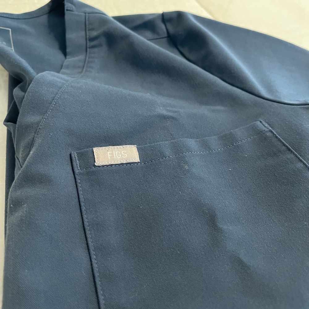 FIGS BASIC SCRUB TOP DARK HARBOR